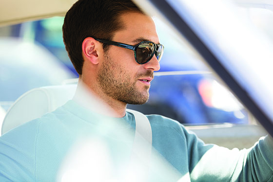 Homme portant des verres Essilor avec Xperio Polarised dans sa voiture